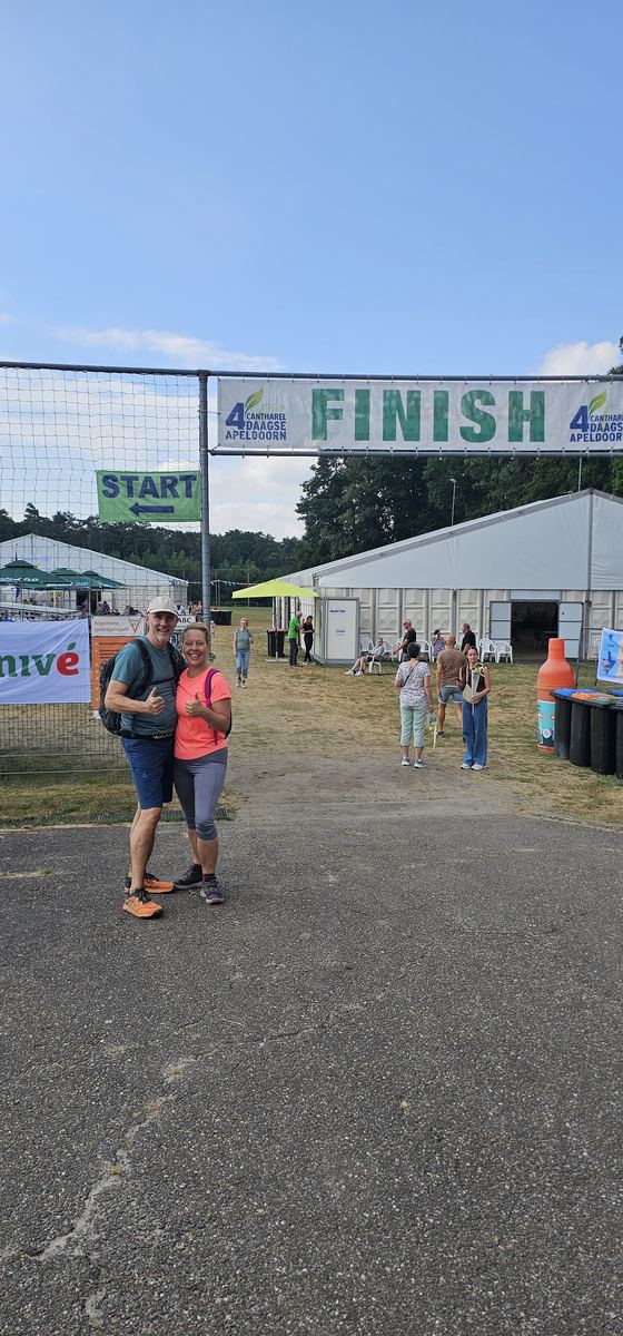 Evert Aldewereld en zijn vrouw bij de finish van de Apeldoornse4daagse 2026