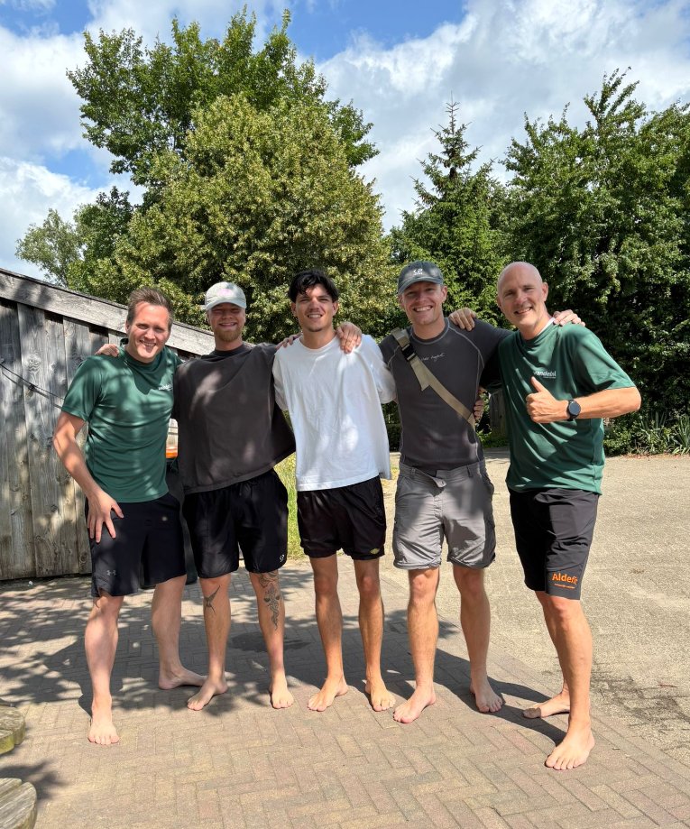 Enzo Knol en vrienden tijdens barefootwandelen op het blotevoetenpad in Twello