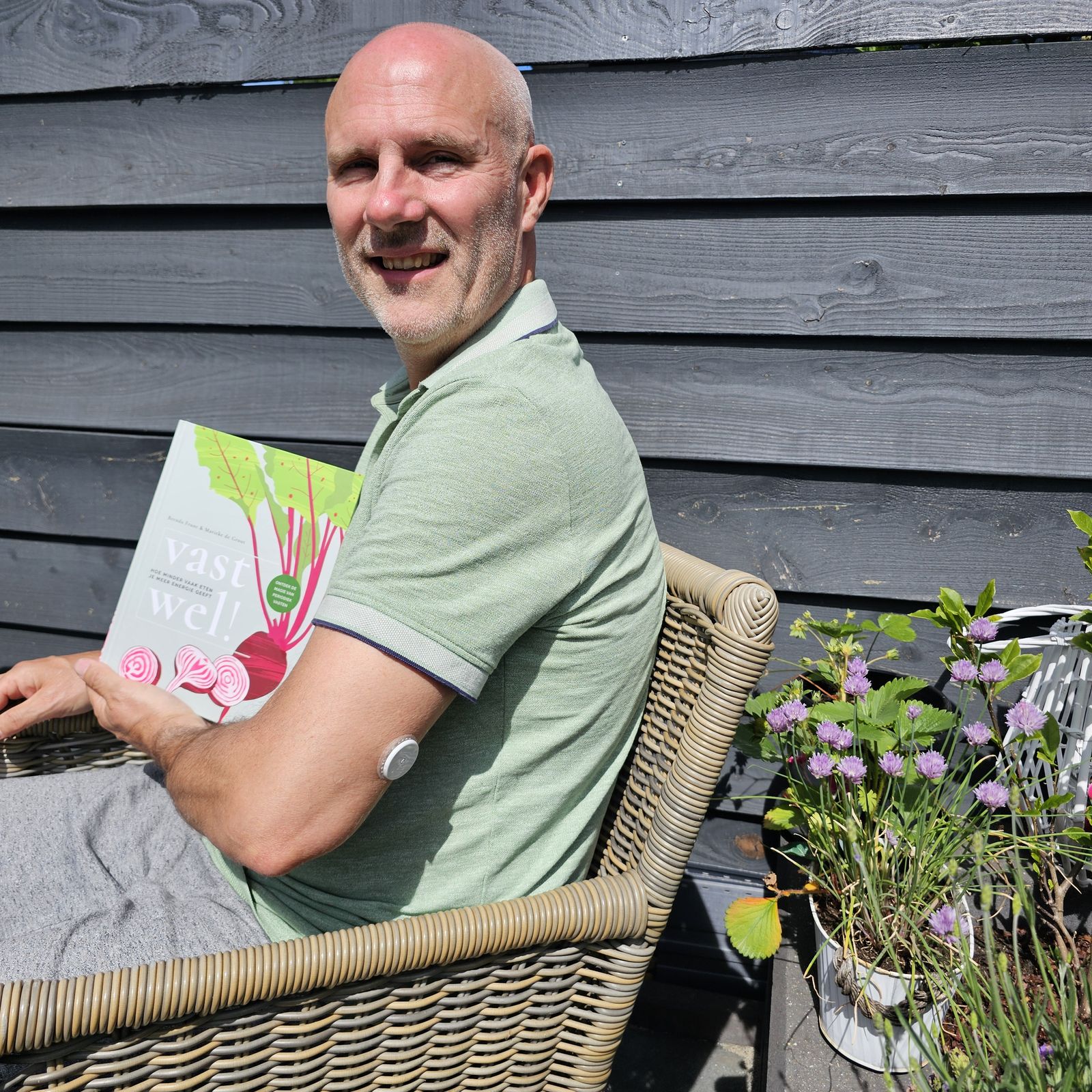 Evert Aldewereld met een glucosemeter op zijn arm en het boek Vast Wel! van Brenda Frunt en Marieke de Groot
