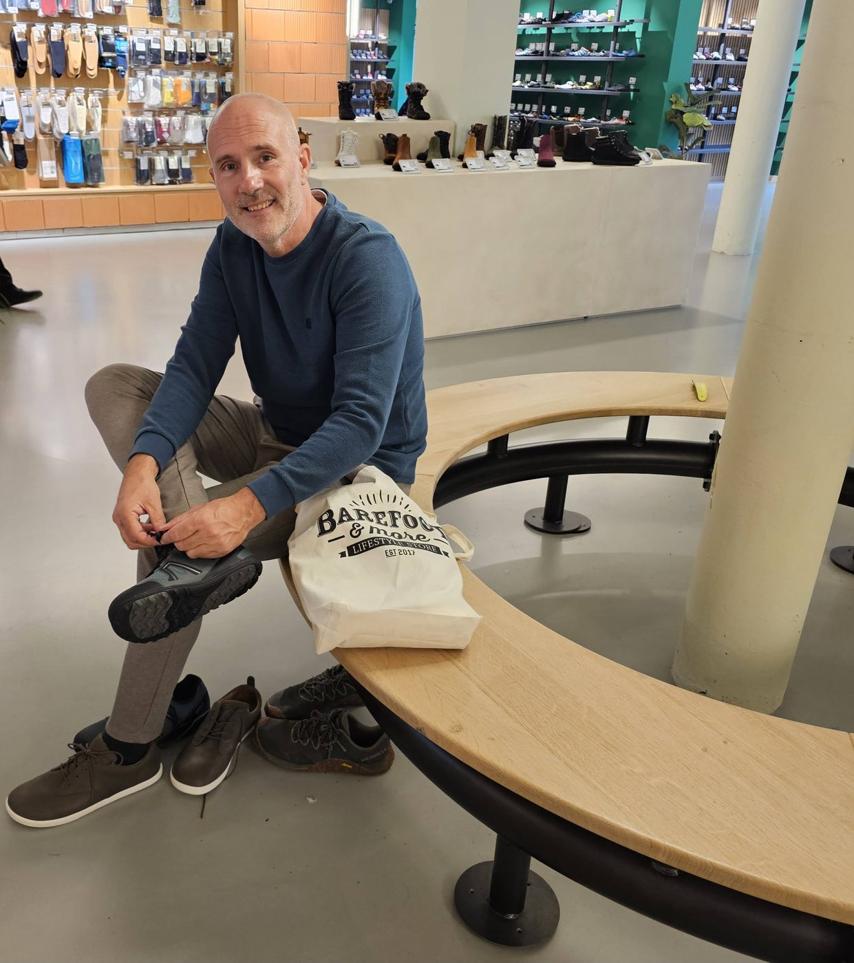 Evert past nieuwe barefootschoenen bij Barefoot & More in Arnhem