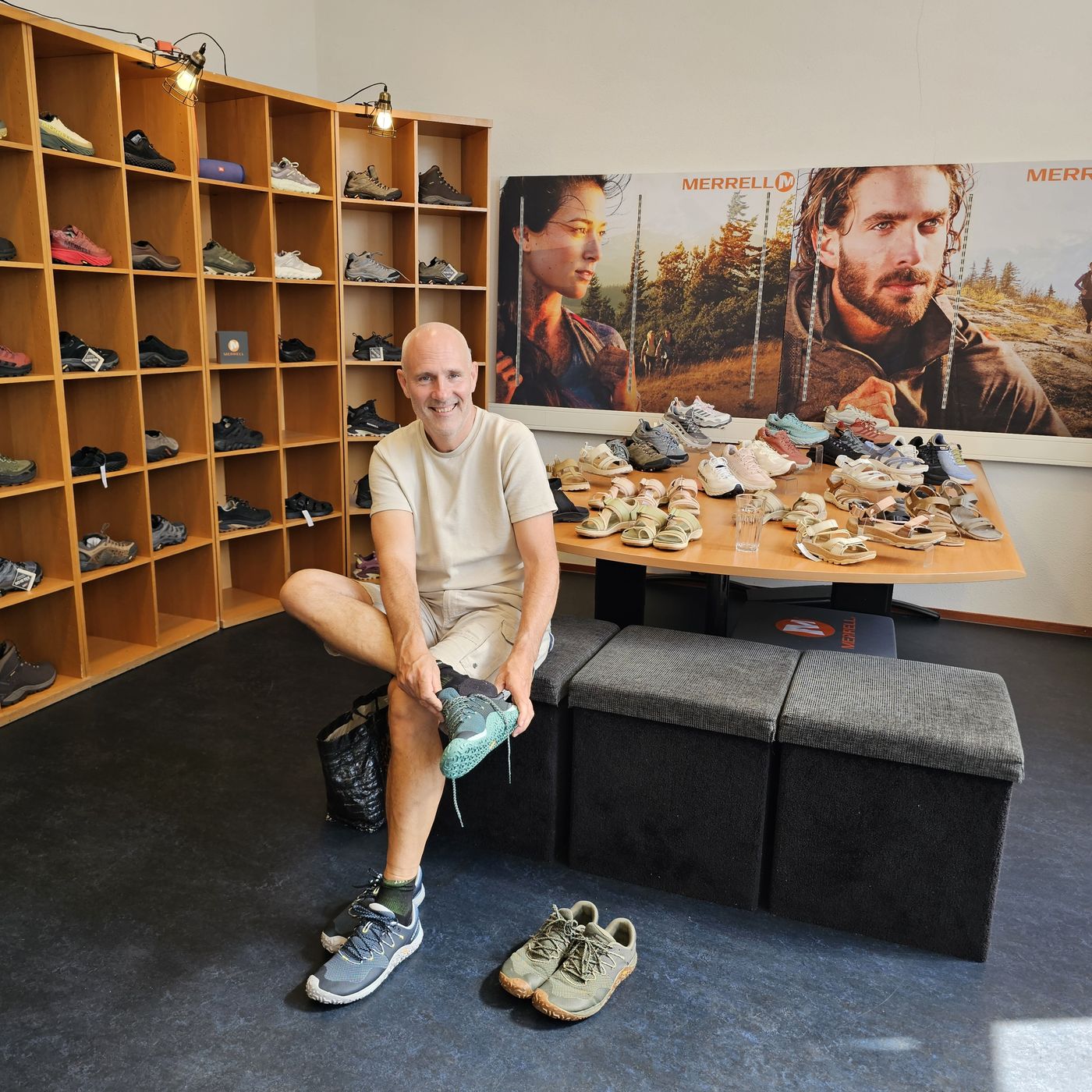 Evert past nieuwe barefootschoenen bij Merrellschoenen in Abcoude