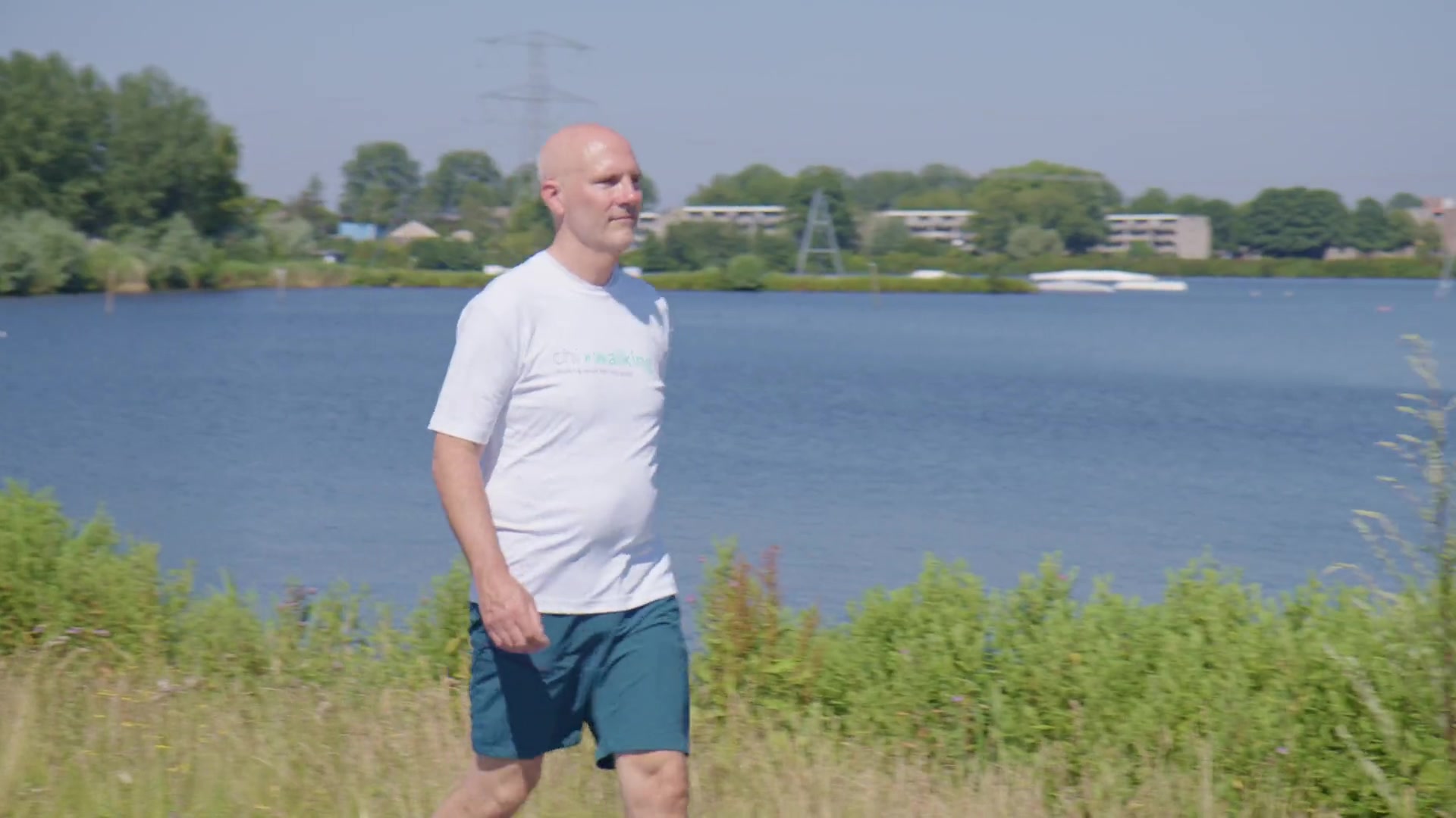 Evert wandelt ontspannen langs het water