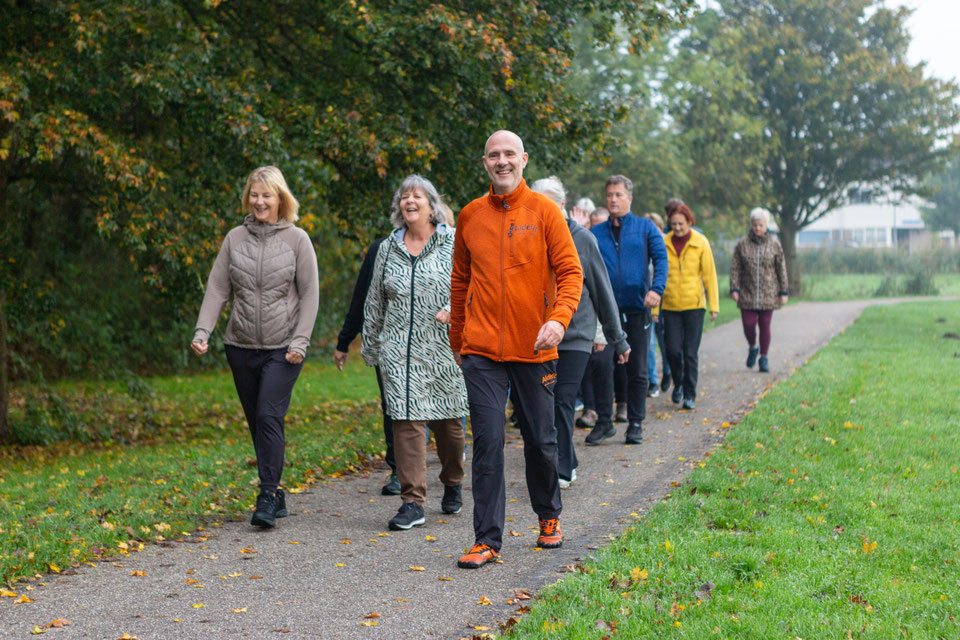 Evert Aldewereld begeleidt een wandeltraining in Almere
