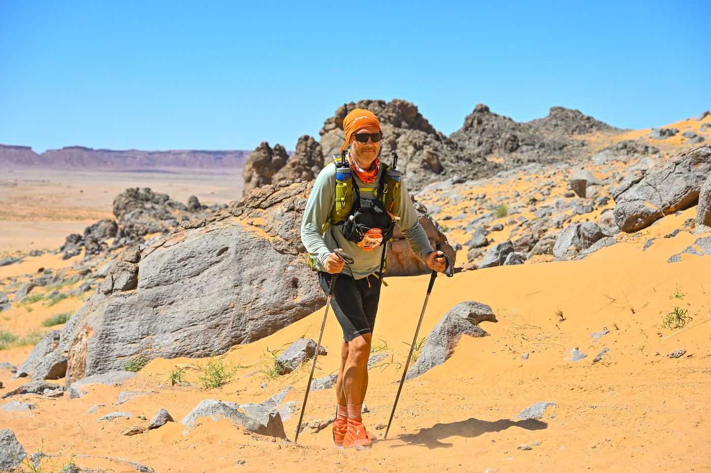 Wandeltrainer Evert Aldewereld tijdens de Marathon des Sables in de woestijn
