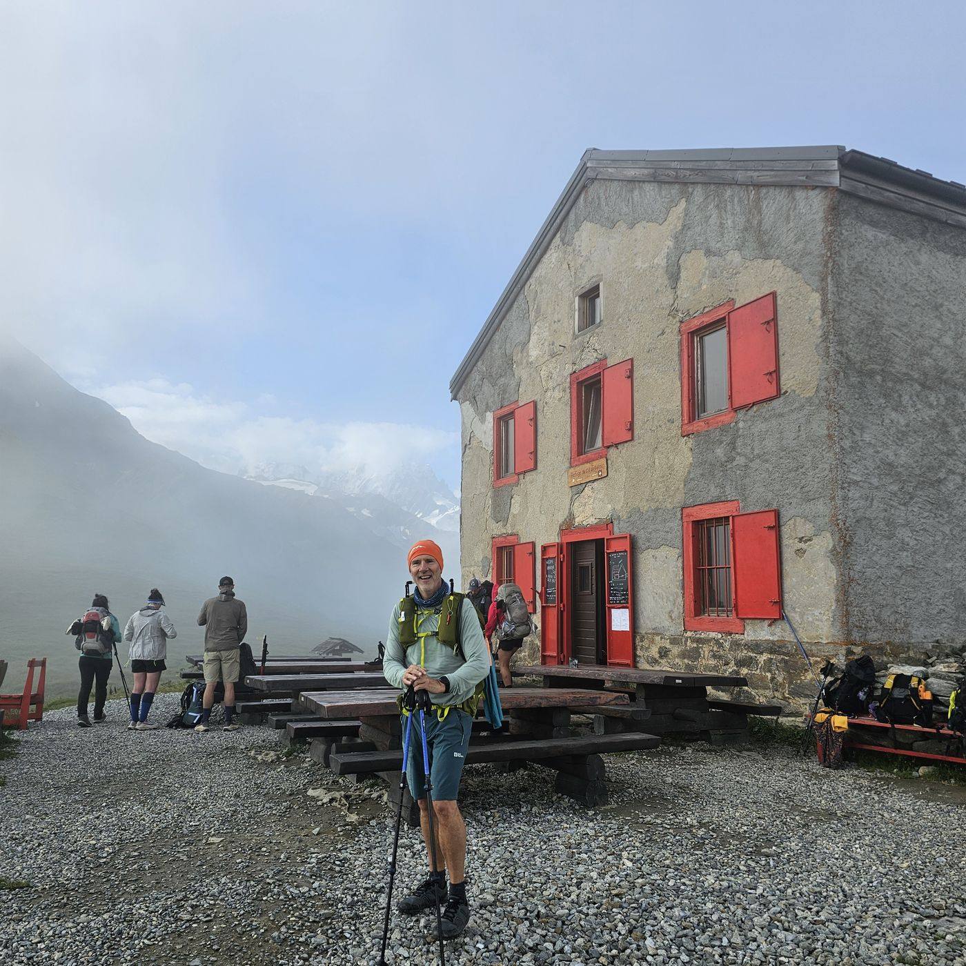 Evert bij de berghut met de rode luiken tijdens de Mont Blanc Trail