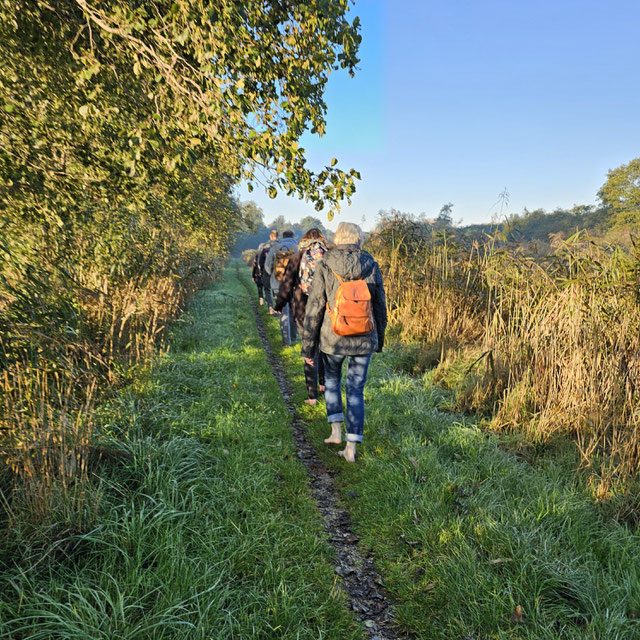 Wandelaar geniet van een wandeling in de natuur