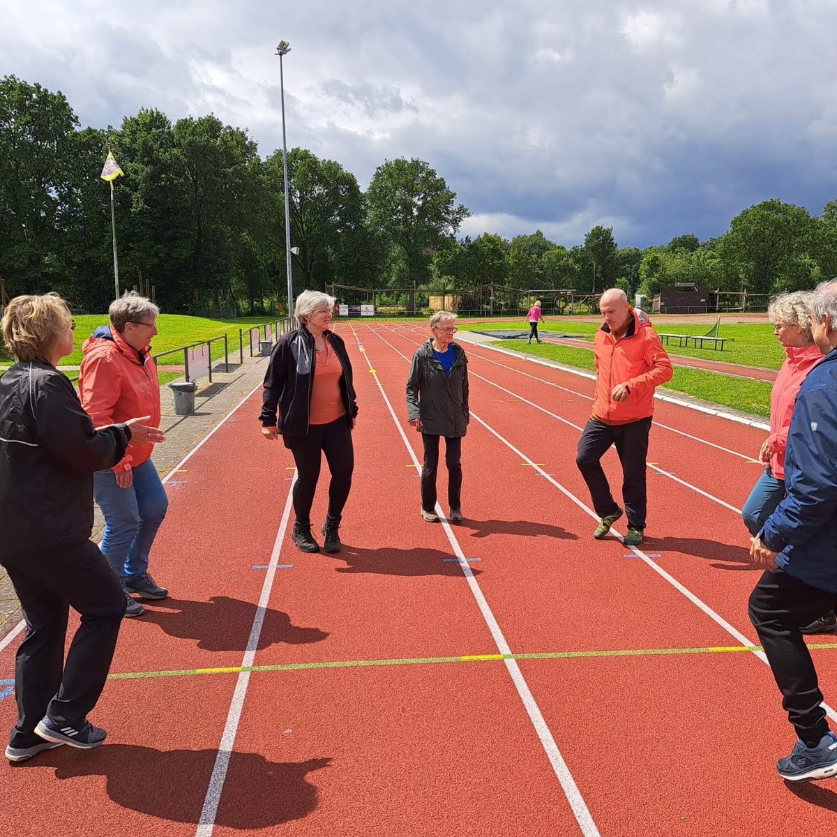 Wandeltrainer Evert helpt beginnende wandelaars met een persoonlijk opbouwschema